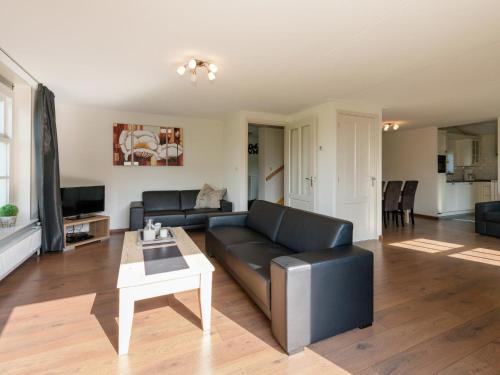 sala de estar con sofá y mesa en Holiday home on former island Wieringen, en Oosterklief