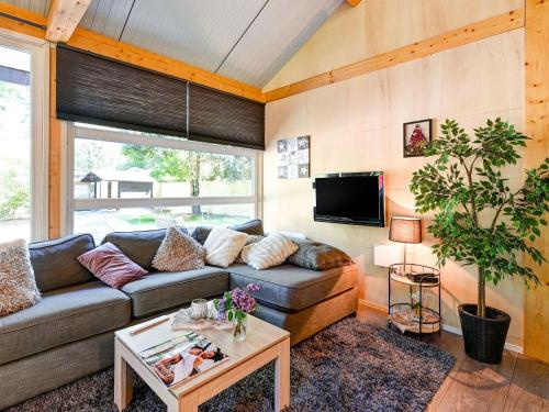 uma sala de estar com um sofá e uma televisão em Fascinating Holiday Home in Meijel with garden em Meijel