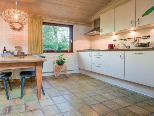 Ett kök eller pentry på Cozy Holiday Home in Zorgvlied with Private Garden
