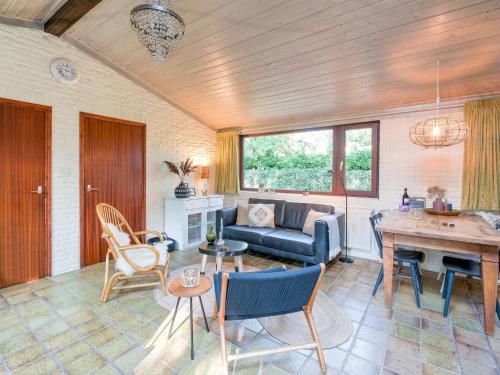 un soggiorno con divano e tavolo di Cozy Holiday Home in Zorgvlied with Private Garden a Zorgvlied