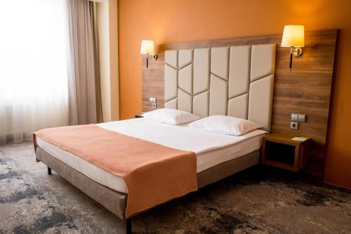 Ένα ή περισσότερα κρεβάτια σε δωμάτιο στο Kaiserhof Hotel