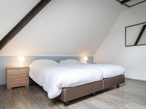 Farmhouse in De Cocksdorp near Beachにあるベッド