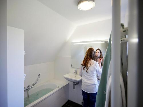 Ein Badezimmer in der Unterkunft Luxurious villa with sauna & whirlpool in Limburg