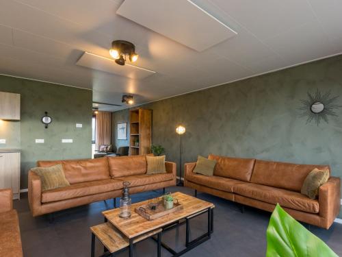 Et opholdsområde på Holiday Home in Vrouwenpolder near Seabeach