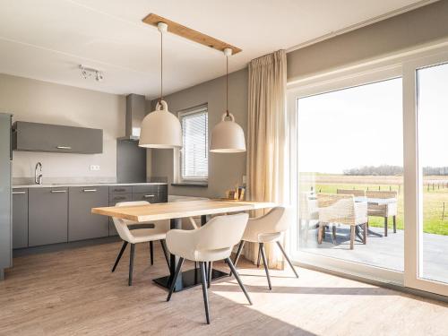 een keuken en eetkamer met een tafel en stoelen bij fantastic bungalow on Texel in De Cocksdorp