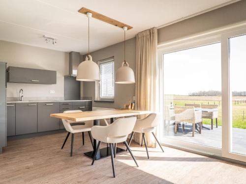 a kitchen and dining room with a table and chairs at Bungalow in Central De Cocksdorp in De Cocksdorp