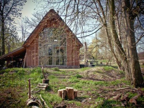 ベルゲンにあるFairytale cottage nestled between forestの畑中の小さなレンガ造り