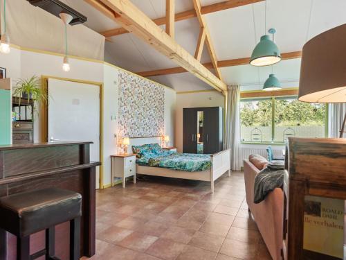 - un salon avec un lit et un canapé dans l'établissement Enticing Holiday Home in Eastermar near Burgumer Mar Lake, à Hoogzand