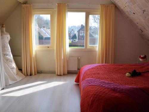 Un pat sau paturi într-o cameră la Attractive holiday home in Noordwijkerhout with garden