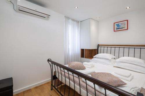 Postel nebo postele na pokoji v ubytování 3 - beautiful modern apt in the heart of Split