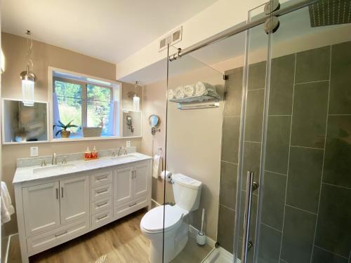 een badkamer met een douche, een toilet en een wastafel bij Apartment at Floras Lake Getaway in Langlois