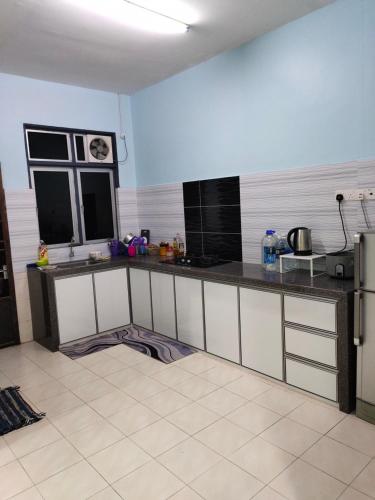 Η κουζίνα ή μικρή κουζίνα στο Hazim Homestay Pakej 1