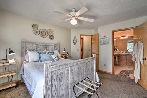 Cama ou camas em um quarto em Canal-Front Paradise with Dock in Kill Devil Hills