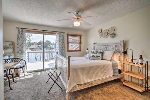 Llit o llits en una habitació de High-End Canalfront Paradise with Dock and Kayaks!
