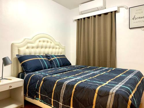 Katil atau katil-katil dalam bilik di Cozy and Elegant 2-Bedroom Condo with Pool