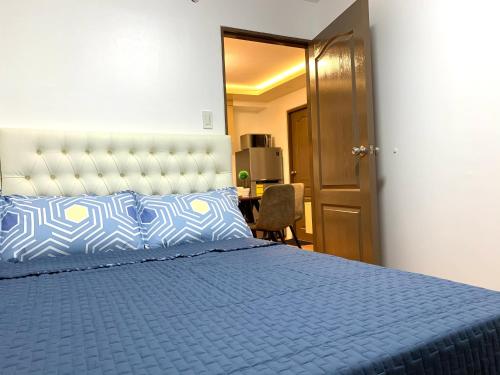 Katil atau katil-katil dalam bilik di Cozy and Elegant 2-Bedroom Condo with Pool
