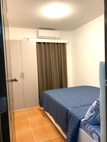 Katil atau katil-katil dalam bilik di Cozy and Elegant 2-Bedroom Condo with Pool