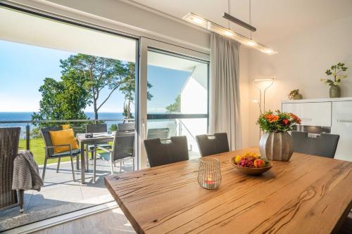 GarzにあるAppartement "Haffglück" mit Penthouseflair - Oase am Haffのダイニングルーム(テーブル付)が備わり、海の景色を望めます。