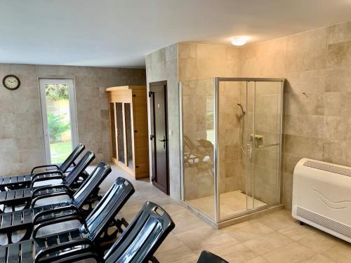 a conference room with chairs and a shower at Amulett Wellness Apartman in Siófok