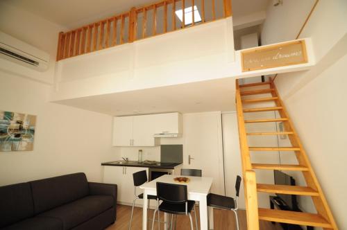 Il comprend un salon et une cuisine avec une mezzanine. dans l'établissement Résidence Delattre, à Cannes
