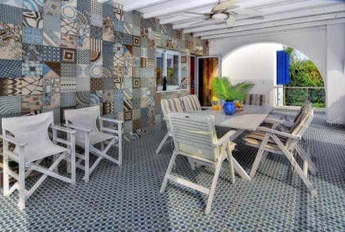 Posezení v ubytování Seafront 3 bedroom villa Medea with private pool and garden.