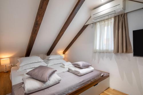 Posteľ alebo postele v izbe v ubytovaní d - beautiful studio in the heart of Split