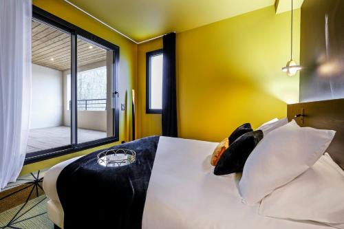 Ein Bett oder Betten in einem Zimmer der Unterkunft Leprince Hotel Spa; Best Western Premier Collection