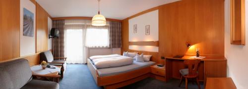 Una cama o camas en una habitación de Gästehaus Wilhelmshof