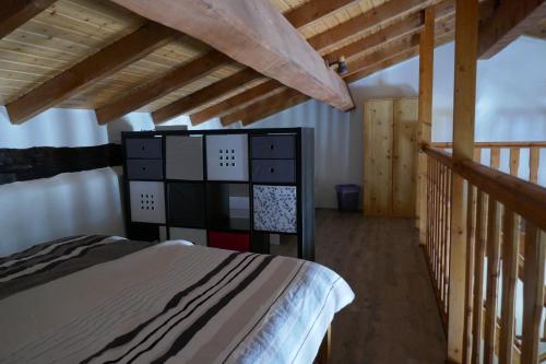 1 dormitorio con cama y techo de madera en La Grange - Chez Gisi - für Naturliebhaber, Abenteurer und Geniesser, en Rocles