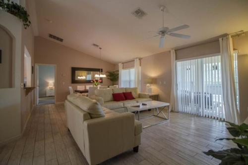 Stunning Modern 3 Bed 2 Bath Pool Home with Jacuzzi Only 9 miles from Disney, Davenport, Statele Unite ale Americii