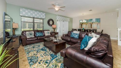 Luxurious 9 Bedroom Pool Home In ChampionsGate Resort Sleeps 22, Davenport, United States