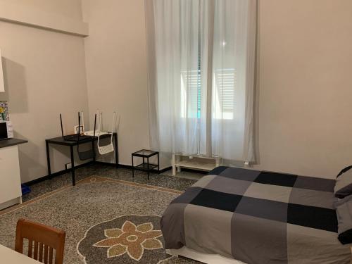 sypialnia z łóżkiem i oknem w obiekcie Le stanze della Lanterna w Genui