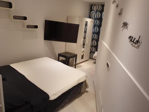 A bed or beds in a room at Casa Vacanza Pozzuoli