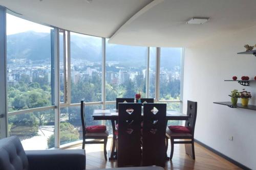 comedor con mesa y sillas con vistas en 360 PARK VIEW, en Quito