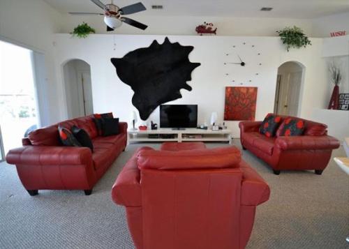 4 Bedroom 3 Bath Pool Home With Lake View, Davenport, United States
