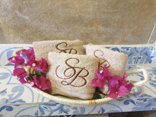 a basket with towels and flowers on a table at Casona Real Santa Barbara in Ráquira