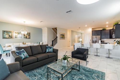 8 Bedroom 5 Bath Pool Home with Spa in ChampionsGate Golf Resort, Davenport, United States
