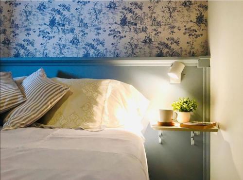 Schlafzimmer mit einem Bett mit einem blauen und weißen Kopfteil in der Unterkunft Alojamiento Ponent in Sóller