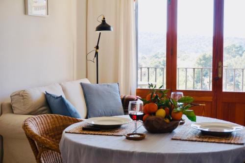 a living room with a table with glasses of wine at Alojamiento Ponent - Apartaments tres Vents in Sóller