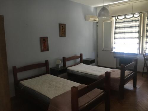 a room with two twin beds and a window at Petit in Fray Bentos