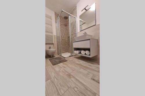 uma casa de banho com um lavatório e um WC em Appartamento ZIMA em Malcesine