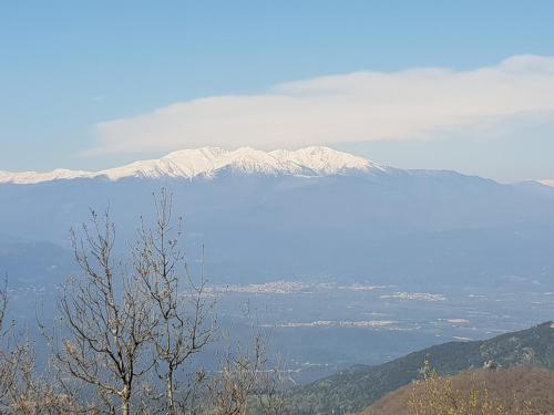 - une vue sur une étendue d'eau avec des montagnes enneigées dans l'établissement les bastides du golf, à Saint-Cyprien