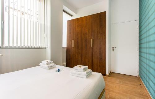 ein Schlafzimmer mit einem Bett mit Handtüchern darauf in der Unterkunft CMG Nation - Charonne D in Paris
