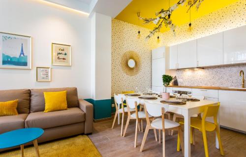 un salon avec une table et un canapé dans l'établissement Amazing apartment - 3BR-10P - Nation, à Paris