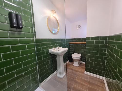 Et badeværelse på Family friendly, Modern House just 1m from Bike Park Wales