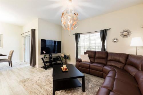 Modern 4 Bed 3 Bath Townhome in ChampionsGate Golf Resort, Davenport, United States