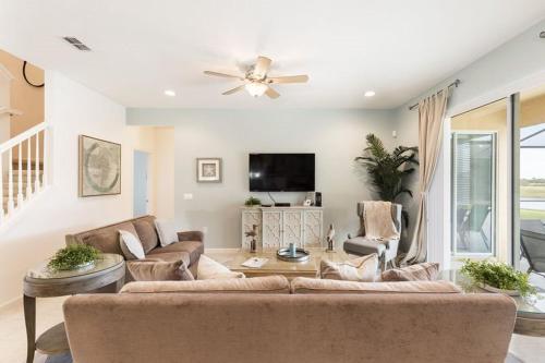 Stunning Lake View 6 Bedroom 5 Bath Solterra Resort Pool Home, Davenport, United States