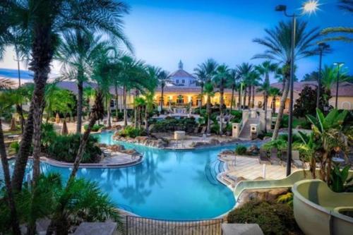 Luxurious 4 Bed 3.5 Bath Town Home in Regal Palms Resort, Davenport, United States