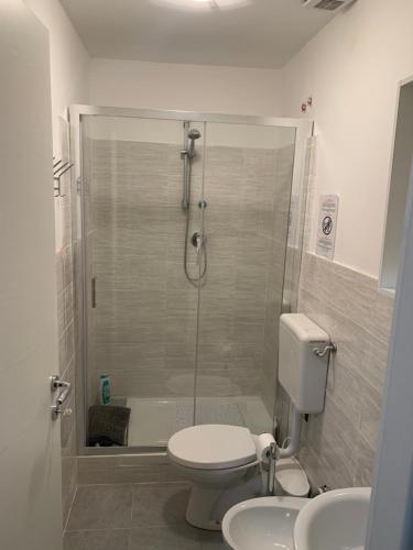 łazienka z prysznicem, toaletą i umywalką w obiekcie Le stanze della Lanterna w Genui