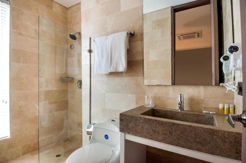 a bathroom with a toilet and a sink and a shower at Oz Hotel Cartagena in Cartagena de Indias